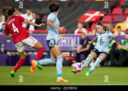 Athenea del Castillo di Spagna controlla la palla durante la partita UEFA Women European Championship tra Danimarca Women e Spagna al Brentford Community Stadium di Brentford sabato 16th luglio 2022. (Credit: Federico Maranesi | MI News) Credit: MI News & Sport /Alamy Live News Foto Stock