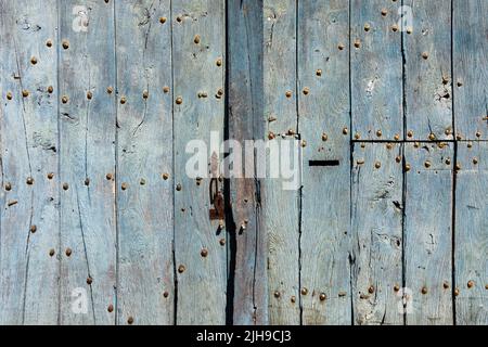 Vecchie porte da garage doppie costeggiate di chiodi di ferro - la Roche Posay, Vienne (86), Francia. Foto Stock