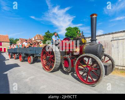 1931 Allchin 6 nhp General Purpose Engine 'Knapp' che trasporta passeggeri alla fiera di strada in Angles-sur-l'Anglin, Vienne (86), Francia. Foto Stock