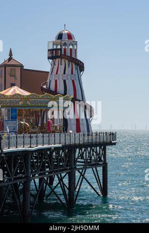 Brighton, East Sussex, Regno Unito - 15 luglio 2022 : Vista dello scheletro dell'elter sul molo di Brighton il 15 luglio 2022 Foto Stock