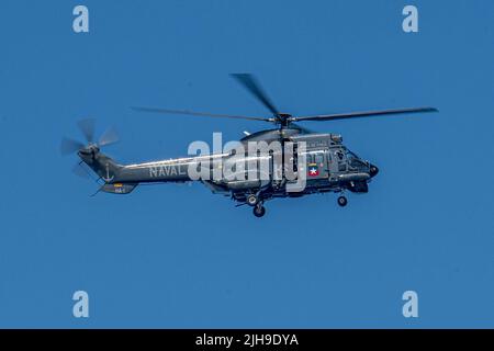 220714-N-YN807-2009 OCEANO PACIFICO (14 luglio 2022) – un elicottero Super Puma della Marina cilena SH-32, assegnato a Squadron attacco elicottero (ha-1), sorvola il cacciatorpediniere missilistico guidato di classe Zumwalt USS Michael Monsoor (DDG 1001) durante il Rim of the Pacific (RIMPAC) 2022 luglio 14. Ventisei nazioni, 38 navi, quattro sommergibili, più di 170 aerei e 25.000 persone partecipano a RIMPAC dal 29 giugno al 4 agosto nelle e nei dintorni delle Isole Hawaiane e della California meridionale. Il più grande esercizio marittimo internazionale del mondo, RIMPAC offre un’opportunità di formazione unica, promuovendo e sostenendo al contempo Foto Stock