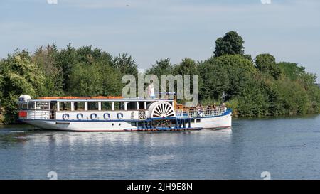 Surbiton Surrey, UK - 15 luglio 2022 : Yarmouth Belle in rotta da Hampton Court a Kingston il 15 luglio 2022. Persone non identificate Foto Stock