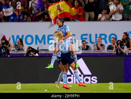 Marta Cardona, in Spagna, festeggia con i suoi compagni di squadra dopo aver segnato il primo goal della partita durante la partita UEFA Women's Euro 2022 Group B al Brentford Community Stadium di Londra. Data foto: Sabato 16 luglio 2022. Foto Stock