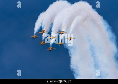 RAF Fairford, Gloucestershire, Regno Unito. 16th Lug 2022. Uno dei più grandi spettacoli aerei del mondo è tornato dopo una pausa di 3 anni a causa della pandemia che ha portato le forze aeree internazionali, le squadre espositore e le enormi folle nei Cotswolds. Repubblica di Corea Black Eagles jet team discendendo da una manovra di loop, trailing fumo Foto Stock