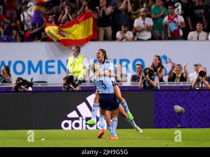 Marta Cardona, in Spagna, festeggia con i suoi compagni di squadra dopo aver segnato il primo goal della partita durante la partita UEFA Women's Euro 2022 Group B al Brentford Community Stadium di Londra. Data foto: Sabato 16 luglio 2022. Foto Stock