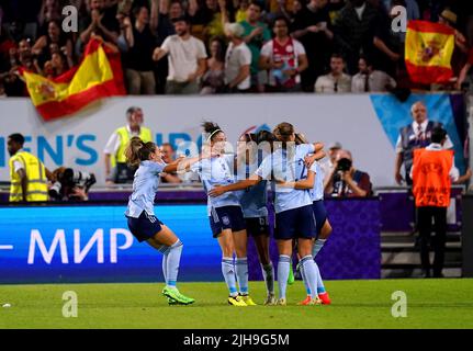 Marta Cardona, in Spagna, festeggia con i suoi compagni di squadra dopo aver segnato il primo goal della partita durante la partita UEFA Women's Euro 2022 Group B al Brentford Community Stadium di Londra. Data foto: Sabato 16 luglio 2022. Foto Stock