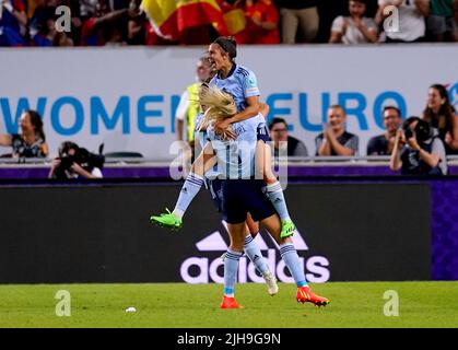 Marta Cardona, in Spagna, festeggia con i suoi compagni di squadra dopo aver segnato il primo goal della partita durante la partita UEFA Women's Euro 2022 Group B al Brentford Community Stadium di Londra. Data foto: Sabato 16 luglio 2022. Foto Stock