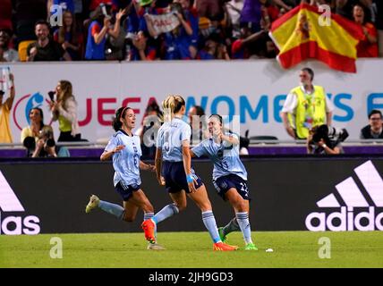 Marta Cardona, in Spagna, festeggia con i suoi compagni di squadra dopo aver segnato il primo goal della partita durante la partita UEFA Women's Euro 2022 Group B al Brentford Community Stadium di Londra. Data foto: Sabato 16 luglio 2022. Foto Stock