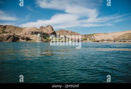 area ricreativa nelle rocce vicino al mare. vacanza estiva al mare. Foto Stock