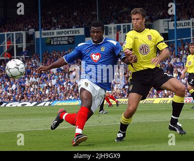 PORTSMOUTH V ASTON VILLA 16-08-03 YAKUBU E RONNY JOHNSEN PIC MIKE WALKER, 2003 Foto Stock