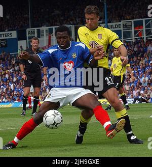 PORTSMOUTH V ASTON VILLA 16-08-03 YAKUBU E RONNY JOHNSEN PIC MIKE WALKER, 2003 Foto Stock