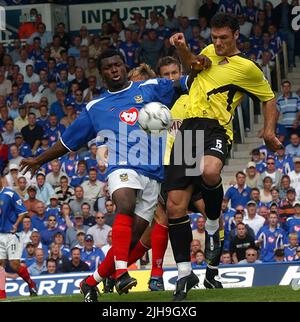 PORTSMOUTH V ASTON VILLA 16-08-03 YAKUBU E ALPAY OZALAN PIC MIKE WALKER, 2003 Foto Stock