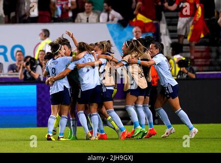 Marta Cardona, in Spagna, festeggia con i suoi compagni di squadra dopo aver segnato il primo goal della partita durante la partita UEFA Women's Euro 2022 Group B al Brentford Community Stadium di Londra. Data foto: Sabato 16 luglio 2022. Foto Stock