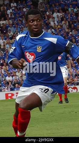 PORTSMOUTH V ASTON VILLA 16-08-03 YAKUBU PIC MIKE WALKER, 2003 Foto Stock