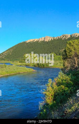 Fiume Clark Fork sotto le scogliere vicino drummond, montana Foto Stock