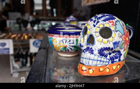 Teschi colorati messicani ceramica ispanica talavera ceramica giorno dei morti Foto Stock