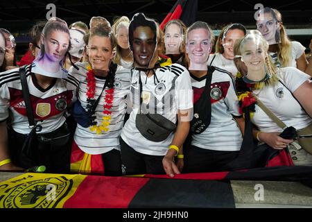 I tifosi tedeschi indossano le maschere dei giocatori durante la partita UEFA Women's Euro 2022 Group B allo Stadio MK di Milton Keynes. Data foto: Sabato 16 luglio 2022. Foto Stock