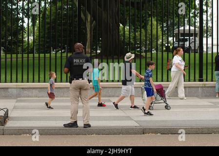 Washington, DC, 16 luglio 2022, Un ufficiale di servizio segreto uniforme guarda i turisti sul marciapiede fuori la Casa Bianca. Credit: Philip Yabut/Alamy Live News Foto Stock