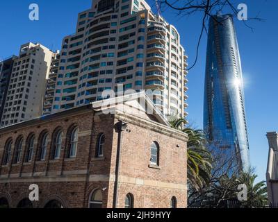 Le scintillanti Crown Towers (Barangaroo) sovrastano gli edifici di Kent St, Sydney Foto Stock