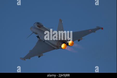 RAF Fairford, Gloucester, Regno Unito. 16 luglio 2022. Diverse centinaia di aerei militari di tutte le forme e dimensioni, provenienti da tutte le epoche e paesi del mondo, si riuniscono per una delle più grandi esposizioni aeree del mondo. Immagine: I jet veloci hanno messo attraverso i loro passi, compresi i tifoni Eurofighter dell'Aeronautica militare austriaca. Credit: Malcolm Park/Alamy Live News Foto Stock