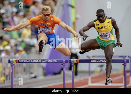 EUGENE - Nick Smidt in azione durante la serie 400m Hudles nella seconda giornata dei Campionati mondiali di atletica allo stadio Hayward Field. ANP ROBIN VAN LONKHUIJSEN Foto Stock