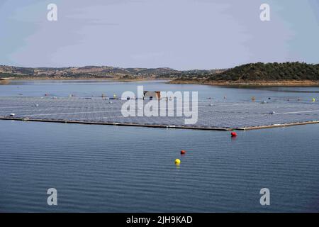 Alqueva, Alentejo, Portogallo. 15th luglio 2022. Vista generale della centrale solare galleggiante di Alqueva. Inaugurato il 15th luglio, questo stabilimento è pronto a fornire energia a oltre il 30% della popolazione delle regioni di Moura e Portel, nel sud del Portogallo. Con quasi toÂ 12.000 pannelli fotovoltaici che occupano 4 ettari, la centrale solare galleggiante si trova a Alqueva Dam e ha una potenza installata di 5 MW e la capacità di produrre circa 7,5 GWh all'anno. La centrale è la più grande in Europa presso un serbatoio. (Credit Image: © Hugo Amaral/SOPA Images via ZUMA Press Wire) Foto Stock