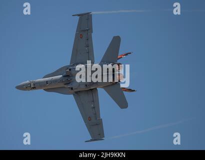 RAF Fairford, Gloucester, Regno Unito. 16 luglio 2022. Diverse centinaia di aerei militari di tutte le forme e dimensioni, provenienti da tutte le epoche e paesi del mondo, si riuniscono per una delle più grandi esposizioni aeree del mondo. Immagine: Getti veloci messi attraverso i loro passi, compreso un McDonnell Douglas EF-18M Hornet dell'aeronautica spagnola. Credit: Malcolm Park/Alamy Live News Foto Stock