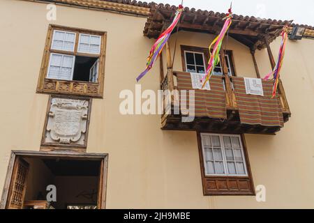 Tipico balcone in legno nella città di la Orotava a Tenerife, Isole Canarie, Spagna. Foto Stock