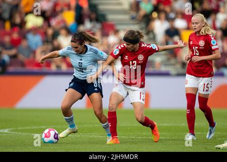 Mariona Caldentey di Spagna e Sofie Junge Pedersen di Danimarca combattono per la palla durante la partita UEFA Women European Championship tra Danimarca Women e Spagna al Brentford Community Stadium di Brentford sabato 16th luglio 2022. (Credit: Federico Maranesi | MI News) Credit: MI News & Sport /Alamy Live News Foto Stock