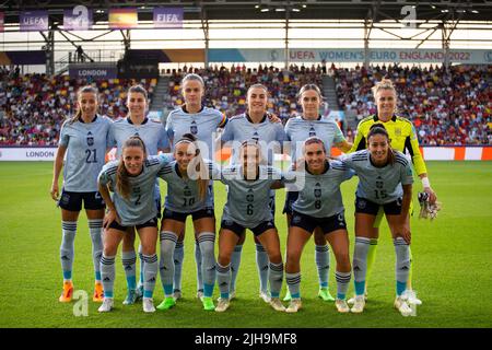 La squadra spagnola guarda la telecamera durante la partita UEFA Women European Championship tra Danimarca Women e Spagna al Brentford Community Stadium di Brentford sabato 16th luglio 2022. (Credit: Federico Maranesi | MI News) Credit: MI News & Sport /Alamy Live News Foto Stock