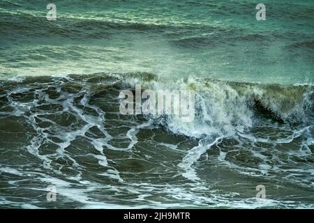 Ogni dieci anni si verifica una tempesta di sette punti. Cataclismi e fenomeni meteorologici in mare, tempeste e uragano in autunno Foto Stock