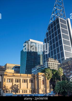 Alberi di palma fuori dalla Mitchell Library e moderni grattacieli di Macquarie Street, Sydney Foto Stock