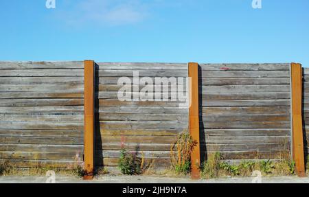 Vecchia recinzione in legno fuori in un giardino a casa. L'architettura vintage di un recinto che circonda una casa utilizzata per la privacy, la progettazione, e. Foto Stock