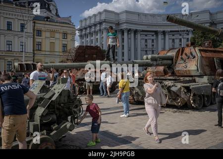 Kiev, Kiev Oblast, Ucraina. 16th luglio 2022. I membri del pubblico interagiscono con le installazioni di carri armati danneggiati e armi acquistate dal campo di battaglia al centro di Kyiv, mentre la Russia inneggia il bombardamento delle città in tutta l'Ucraina. (Credit Image: © ed RAM/ZUMA Press Wire) Foto Stock