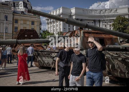 Kiev, Kiev Oblast, Ucraina. 16th luglio 2022. I membri del pubblico interagiscono con le installazioni di carri armati danneggiati e armi acquistate dal campo di battaglia al centro di Kyiv, mentre la Russia inneggia il bombardamento delle città in tutta l'Ucraina. (Credit Image: © ed RAM/ZUMA Press Wire) Foto Stock