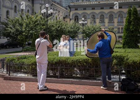 Kiev, Kiev Oblast, Ucraina. 16th luglio 2022. Una coppia posa per le fotografie dopo essere stato sposato nel centro di Kyiv, quando la Russia scalda il suo bombardamento di città in tutta l'Ucraina. (Credit Image: © ed RAM/ZUMA Press Wire) Foto Stock