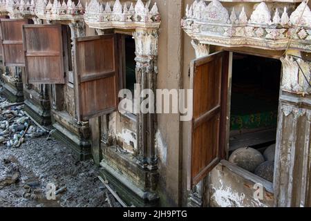 La facciata con finestre del vecchio edificio al tempio buddista Wat Khun Samut Chin Foto Stock