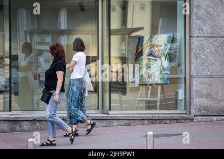 Kiev, Kiev Oblast, Ucraina. 16th luglio 2022. La gente cammina davanti a quadri eroici del primo ministro britannico Boris Johnson nel centro di Kiev, mentre la Russia fa un passo avanti nel bombardamento delle città in tutta l'Ucraina. (Credit Image: © ed RAM/ZUMA Press Wire) Foto Stock