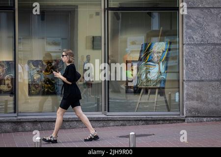 Kiev, Kiev Oblast, Ucraina. 16th luglio 2022. La gente cammina davanti a quadri eroici del primo ministro britannico Boris Johnson nel centro di Kiev, mentre la Russia fa un passo avanti nel bombardamento delle città in tutta l'Ucraina. (Credit Image: © ed RAM/ZUMA Press Wire) Foto Stock