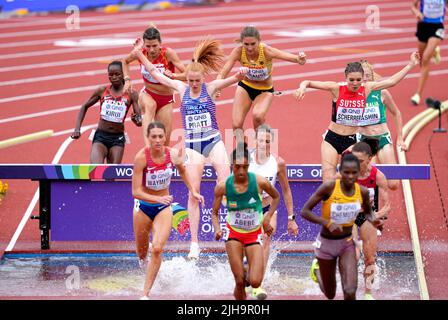 L'Aimee Pratt (centro) della Gran Bretagna compete nella Steeplechase da 3000 metri delle donne il secondo giorno dei Campionati mondiali di atletica a Hayward Field, University of Oregon negli Stati Uniti. Data foto: Sabato 16 luglio 2022. Foto Stock