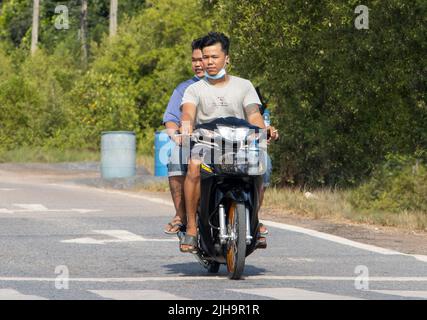 BANGKOK, THAILANDIA, Apr 29 2022, Un viaggio per due uomini in moto sulla strada soleggiata Foto Stock