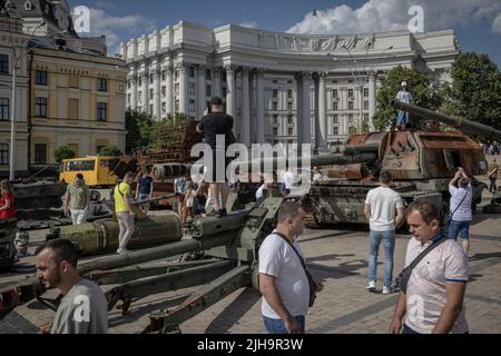 Kiev, Kiev Oblast, Ucraina. 16th luglio 2022. I membri del pubblico interagiscono con le installazioni di carri armati danneggiati e armi acquistate dal campo di battaglia al centro di Kyiv, mentre la Russia inneggia il bombardamento delle città in tutta l'Ucraina. (Credit Image: © ed RAM/ZUMA Press Wire) Foto Stock