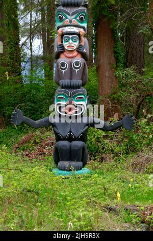 Uomo basso sul Totem Pole Foto Stock