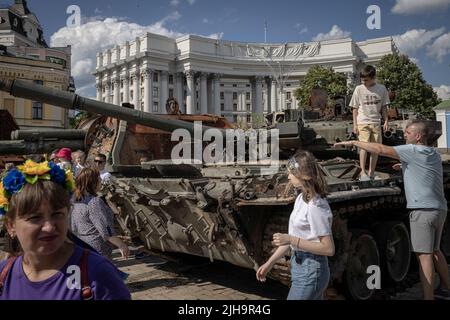 Kiev, Kiev Oblast, Ucraina. 16th luglio 2022. I membri del pubblico interagiscono con le installazioni di carri armati danneggiati e armi acquistate dal campo di battaglia al centro di Kyiv, mentre la Russia inneggia il bombardamento delle città in tutta l'Ucraina. (Credit Image: © ed RAM/ZUMA Press Wire) Foto Stock