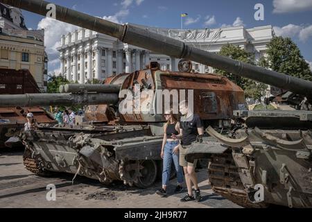 Kiev, Kiev Oblast, Ucraina. 16th luglio 2022. I membri del pubblico interagiscono con le installazioni di carri armati danneggiati e armi acquistate dal campo di battaglia al centro di Kyiv, mentre la Russia inneggia il bombardamento delle città in tutta l'Ucraina. (Credit Image: © ed RAM/ZUMA Press Wire) Foto Stock