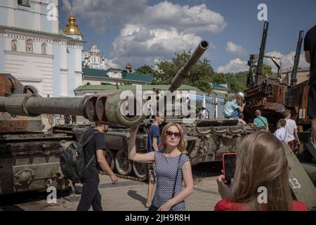 Kiev, Kiev Oblast, Ucraina. 16th luglio 2022. I membri del pubblico interagiscono con le installazioni di carri armati danneggiati e armi acquistate dal campo di battaglia al centro di Kyiv, mentre la Russia inneggia il bombardamento delle città in tutta l'Ucraina. (Credit Image: © ed RAM/ZUMA Press Wire) Foto Stock