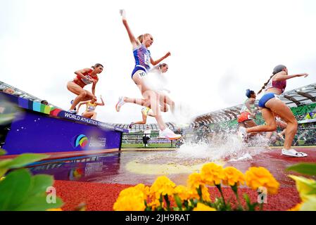 L'Aimee Pratt (centro) della Gran Bretagna compete nella Steeplechase da 3000 metri delle donne il secondo giorno dei Campionati mondiali di atletica a Hayward Field, University of Oregon negli Stati Uniti. Data foto: Sabato 16 luglio 2022. Foto Stock