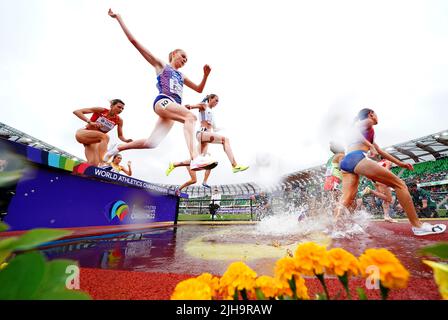 L'Aimee Pratt della Gran Bretagna (al centro a sinistra) compete nella Steeplechase da 3000 metri delle donne il secondo giorno dei Campionati mondiali di atletica a Hayward Field, University of Oregon negli Stati Uniti. Data foto: Sabato 16 luglio 2022. Foto Stock