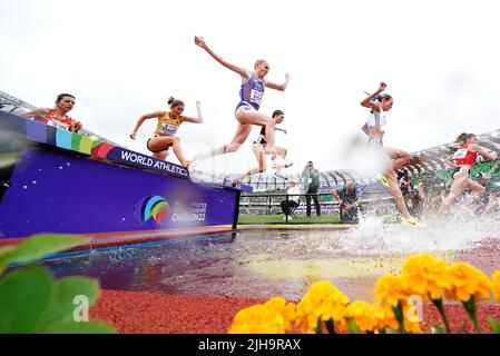 L'Aimee Pratt (centro) della Gran Bretagna compete nella Steeplechase da 3000 metri delle donne il secondo giorno dei Campionati mondiali di atletica a Hayward Field, University of Oregon negli Stati Uniti. Data foto: Sabato 16 luglio 2022. Foto Stock