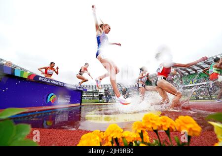 L'Aimee Pratt (centro) della Gran Bretagna compete nella Steeplechase da 3000 metri delle donne il secondo giorno dei Campionati mondiali di atletica a Hayward Field, University of Oregon negli Stati Uniti. Data foto: Sabato 16 luglio 2022. Foto Stock